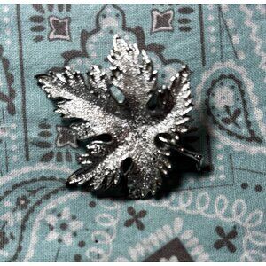 B102 Vintage Silver tone Maple Leaf Art Deco Jewelry Brooch Pin